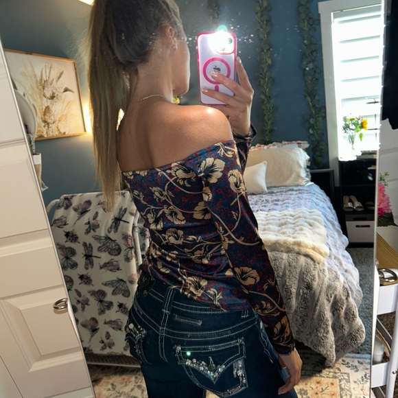 Bebe velvet Off-Shoulder Blouse - Picture 2 of 5